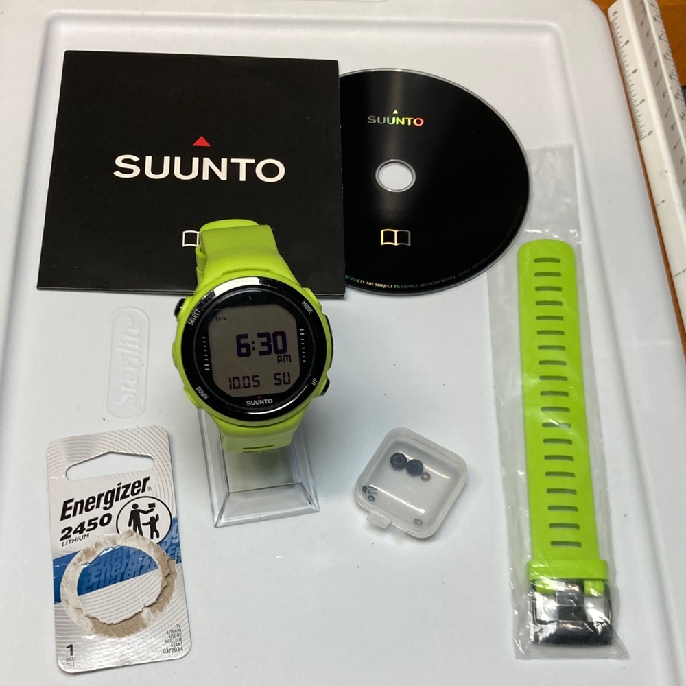 Suunto D4i slime green dive watch, PARTS OR RESTORE, buttons loose, new battery